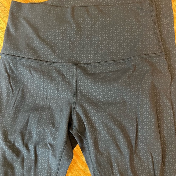 Lululemon align high-rise pant 28” - sz 6 - lattice work emboss black - Picture 3 of 5